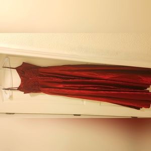 Windsor medium(size 8-10)  red promdress